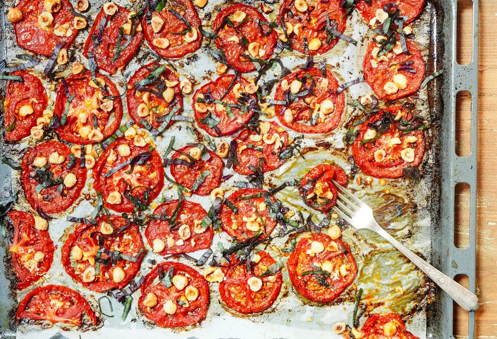 Bakt tomatsalat med hasselnøtter