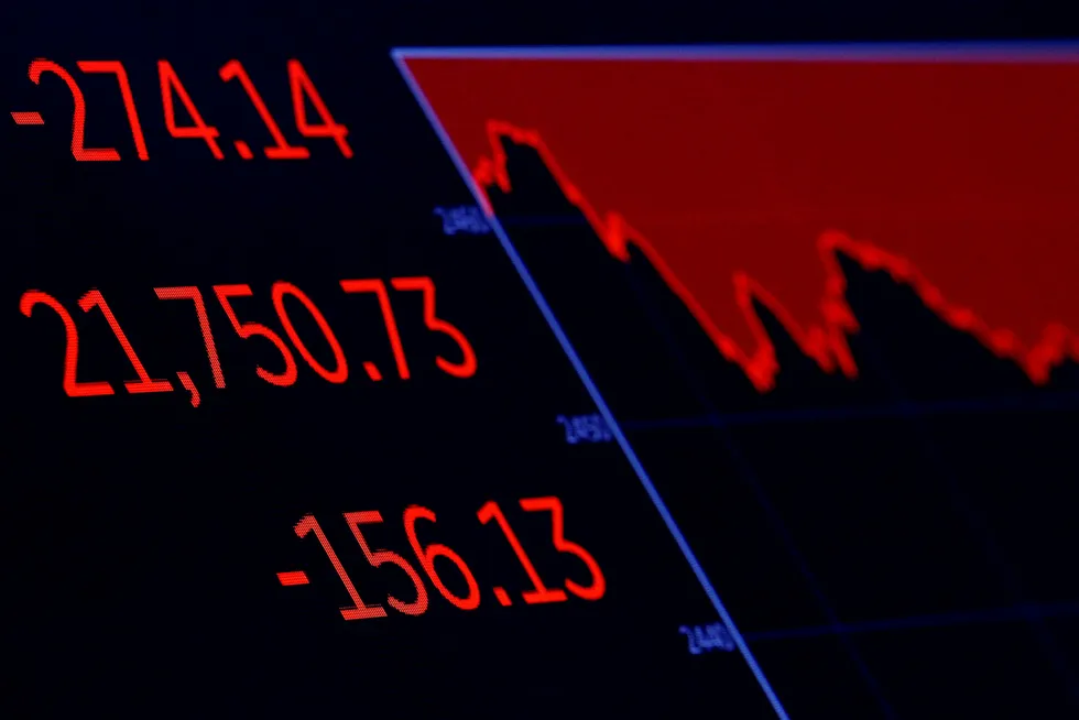 En skjerm viser utviklingen i tungvektsindeksen Dow Jones på New York Stock Exchange torsdag. Foto: BRENDAN MCDERMID / REUTERS / NTB Scanpix