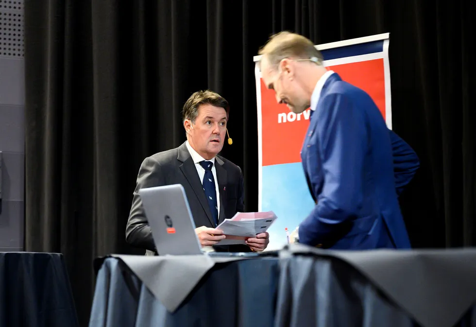 Midlertidig toppsjef Geir Karlsen (til høyre) og styreleder Niels Smedegaard legger frem Norwegians resultat for tredje kvartal 2019.