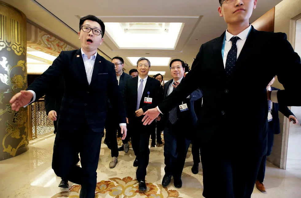Kinas nye sentralbanksjef Yi Gang (i midten) lover reformer for finanssektoren, men ønsker ikke «big bang»-reformer tilsvarende de Japan gjennomførte på 1990-tallet for å liberalisere finanssektoren. Foto: Jason Lee/Reuters/NTB scanpix
