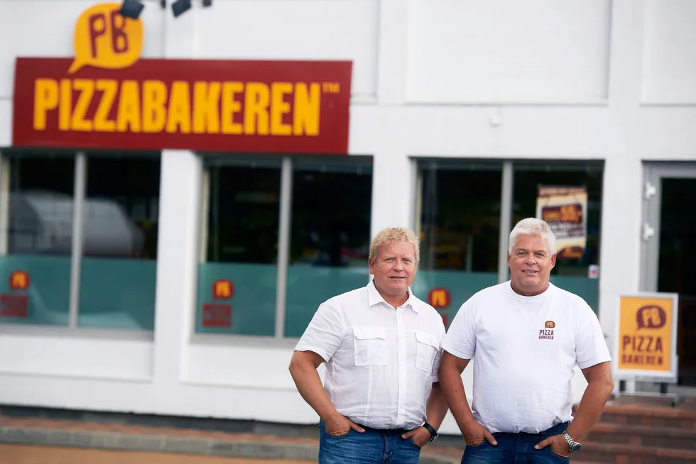 Jan Henrik Jelsa (til venstre) og William Gulliksen vil drive Norges største pizzakjede alene. Nå kjøper de ut de andre eierne.