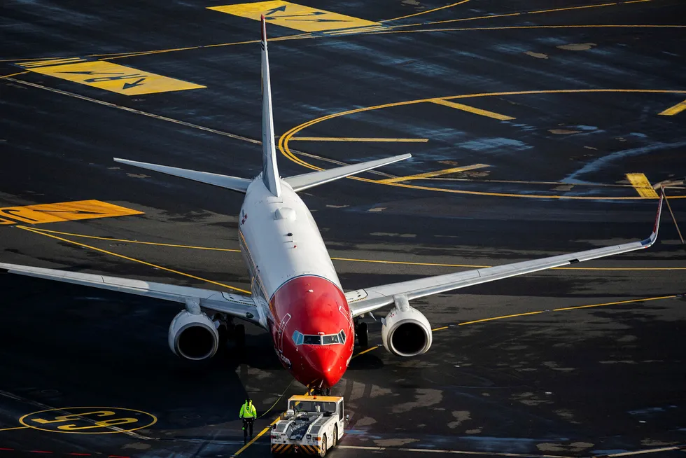 Et Norwegian-fly står på Oslo lufthavn.