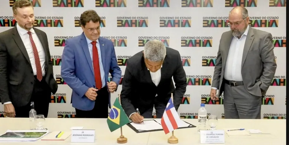 Goldwind and Bahia officials sign a letter of intent.