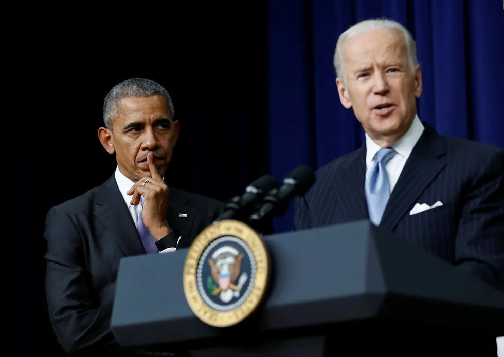 Barack Obama og Joe Biden i 2016, da de var henholdsvis president og visepresident. Tirsdag samlet de sammen inn 7,6 millioner dollar, tilsvarende drøyt 73 millioner norske kroner, til Bidens presidentkampanje.