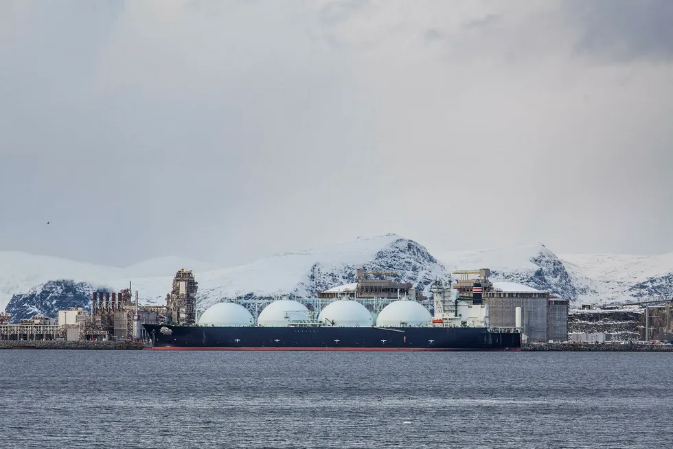Fra Snøhvit-anlegget utenfor Hammerfest går det hver femte dag en skipslast med gass som tilsvarer energien fra ett års produksjon ved Altakraftverket. Hver sending har en verdi på 250 millioner kroner. Foto: Marius Fiskum