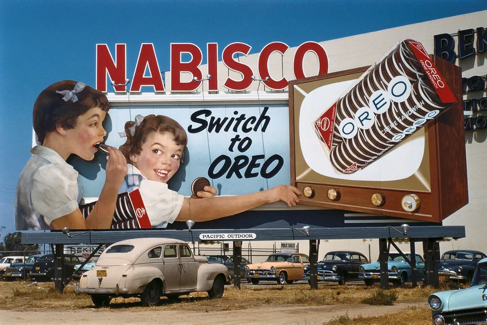 Oppkjøpet av tobakk- og matkonglomeratet RJR Nabisco markerte toppen av og begynnelsen på nedgangen av såkalte lånefinansierte oppkjøp i USA på 80-tallet. Historien ga senere navn til boken «Barbarians at the gate», som omhandler oppkjøpet og den forutgående budkrigen. Den burde ligge på nattbordet til statsråden i disse dager. Her fra Los Angeles 1950 tallet og reklameplakat for Nabisco.
