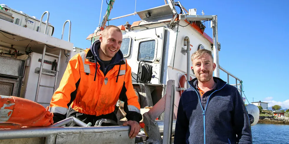 TA KOSTNADENE: Christopher McAllister (t.h) i Arctic Sea Harvest mener at kostnadene med lagerleie og transport av teinene etter beslaget i mai må tas av Fiskeridirektoratet. Her sammen med en av fiskerne i selskapet.