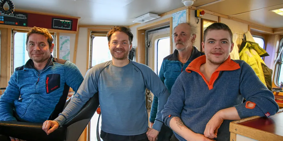Brødrene Cato og Ronny Jakobsen driver 21 meter lange «Andopsværing». Under loddefisket har de vært fem om bord.