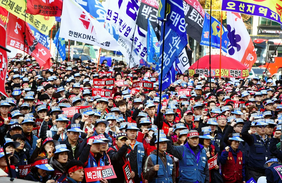 Demonstranter har samlet seg i sørkoreanske byer de siste tre ukene og forlanger at president Park Geun-hye går av etter en korrupsjonsskandale. Foto: Jung Yeon-Je/Afp/NTB Scanpix