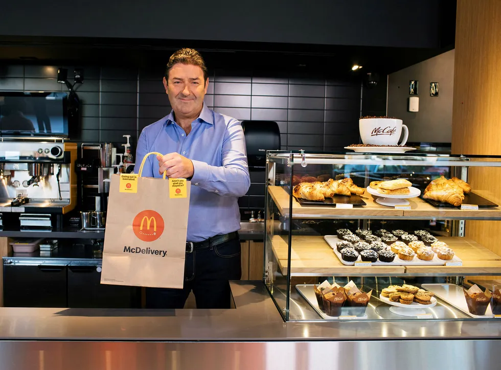 Tidligere McDonald's-toppsjef Steve Easterbrook har havnet i rettstvist med sin tidligere arbeidsgiver. Selskapet vil ha tilbake flere titall millioner dollar som Easterbrook fikk i sluttpakke da han fikk sparken i november i fjor. her er han avbildet på en McDonald's-restaurant i Chicago i 2019.