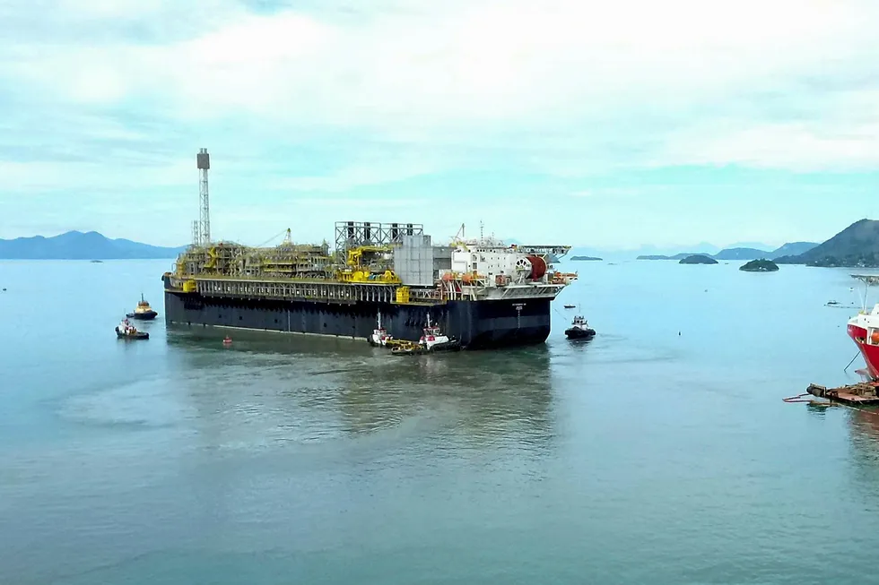 On course: P-66 FPSO leaves BrasFels on the way to Lula field