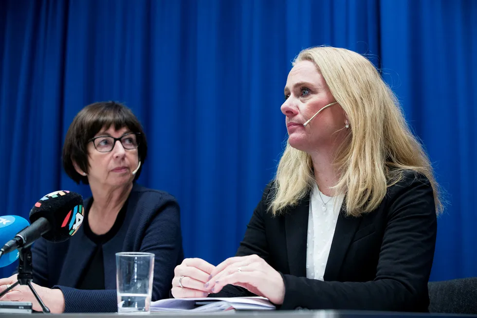 Nav-direktør Sigrun Vågeng (til venstre) og arbeids- og sosialminister Anniken Hauglie på pressekonferansen om trygdesaken mandag