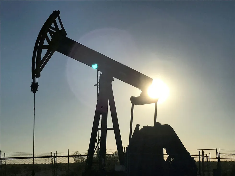 Oljeprisen i USA stuper. Her fra de enorme skiferoljefeltene i Midland, Texas.