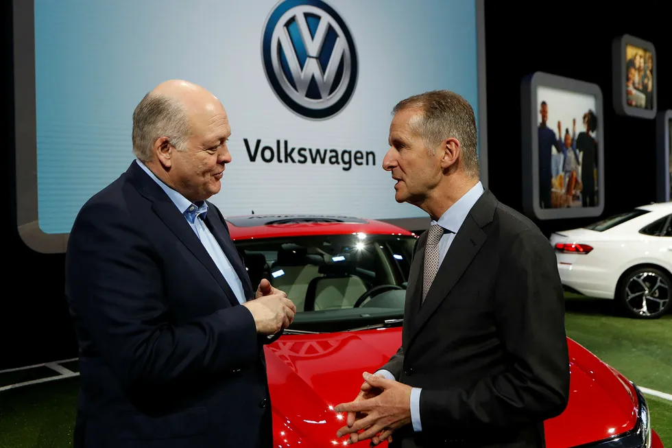Ford-sjef Jim Hackett (til venstre) møtte Herbert Diess, sjef for Volkswagen AG, under den internasjonale bilutstillingen i Detroit denne uken.