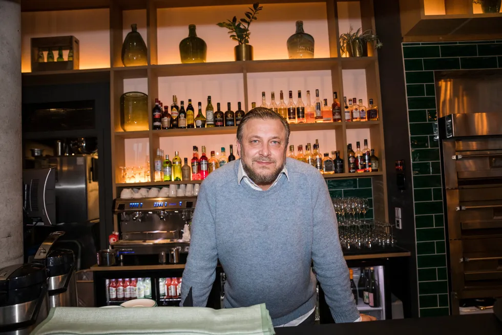 Kokk Dag Tjersland eier og driver restauranten Salome i Bjørvika sammen med matskribent Andreas Viestad og 4 Service. Den har holdt åpent, men har hatt få gjester under skjenkestoppen.