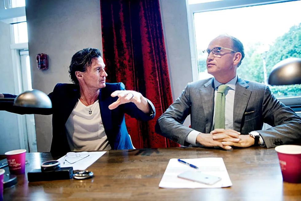 Petter Stordalen (til venstre), eier av hotellkjeden Nordic Choice, i samtale med administrerende direktør Torgeir Silseth. Foto: Mikaela Berg