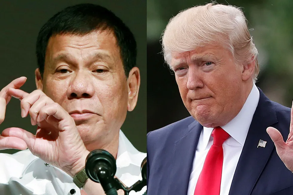 Filipinenes president Rodrigo Duterte (t.v) sier han er usikker på om han har tid til å takke ja til invitasjonen fra USAs president Donald Trump. Foto: Eugene Hoshiko, Pablo Martinez Monsivais