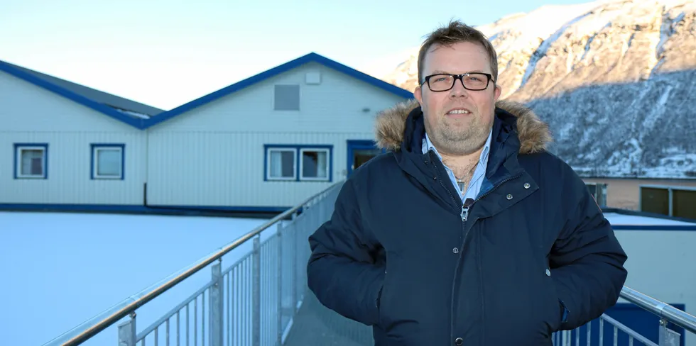 – Jeg er fra Gryllefjord på Senja og er vokst opp med fiskeindustrien. Min far jobbet som leder i fiskeindustrien, og med hvitfisk i en mannsalder, sier Arnøy laks-sjef Håvard Høgstad.