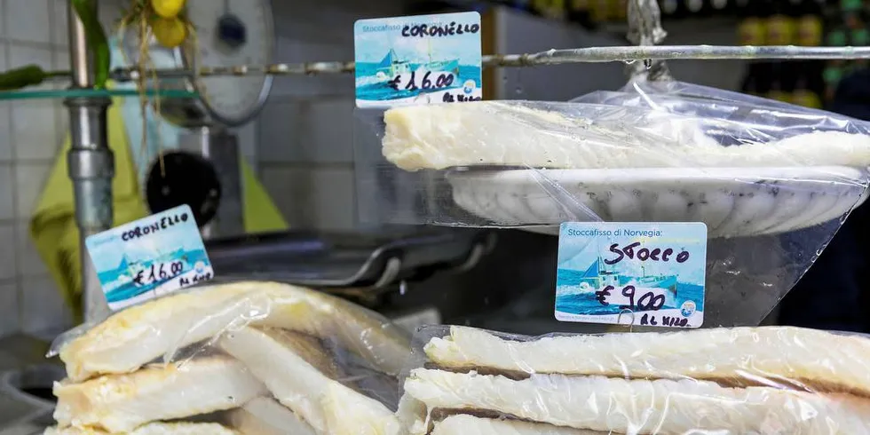 Tørrfisk er hovedvaren i denne fiskeforretningen Napoli. Stocco er er hele stykker fra haledelen, mens coronello er ryggloin.Foto: Gunnar Lier, DN
