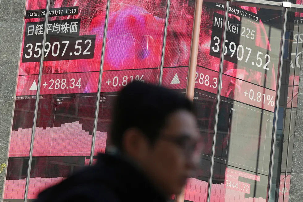 Investorer flokker til Tokyo-børsen. Den japanske økonomien er i ferd med å innta sneglefart og Tyskland har sannsynligvis skjøvet Japan ned på oversikten over verdens største økonomier.
