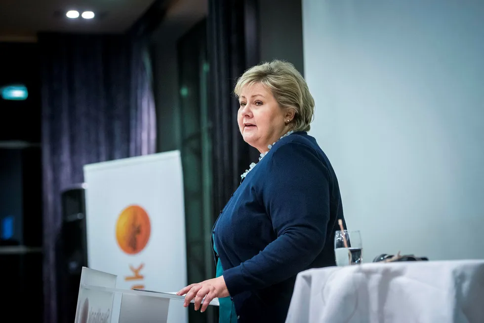 Statsminister Erna Solberg (H) kan komme til å avbryte sitt besøk i Nord-Norge og Trøndelag på grunn av budsjettforhandlingene. Foto: Skjalg Bøhmer Vold