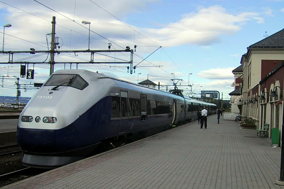 Nordgående ekspresstog til Trondheim under opphold på Hamar stasjon. Foto: Vidar Knai/Scanpix