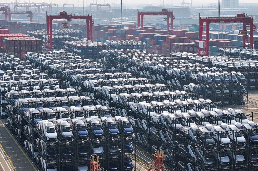 Elektriske biler fra BYD lastes om bord på bilskip ved Taicang-havnen i Suzhou.