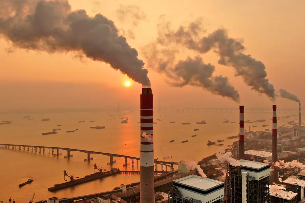 Solnedgang bak et kullkraftverk ved elven Yangtze i Nantong i Kina. Forbrenning av kull er en av de største kildene til menneskeskapte CO2-utslipp.