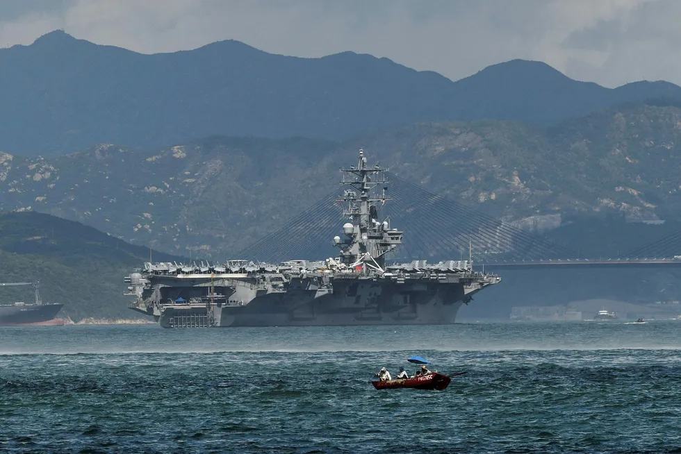 USS Navy's USS Ronald Reagan observert i Hong Kong mandag. Foto: Anthony Wallace/AFP/NTB Scanpix