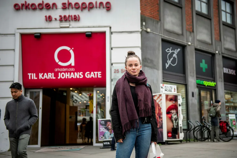 En ny gruppe millenials setter nå sitt preg på norsk handel. Linda Furulund (22) jobber selv i skobutikk og merker hvilke krav og forventninger den nye generasjonen kunder har. Her er hun utenfor Arkaden shopping som er kjent for å ha en ung målgruppe. Foto: Skjalg Bøhmer Vold