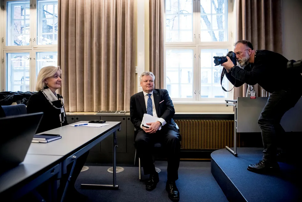 Lauri Rosendahl, president i Nasdaq Nordic på en pressekonferanse på Oslo Børs i anledning at Nasdaq har lagt ut et bud på å kjøpe Oslo Børs. Til venstre Bente A. Landsnes, sjef for Oslo Børs.