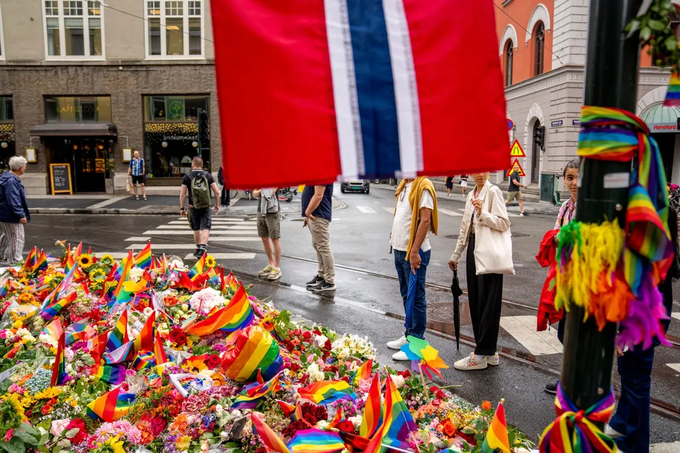 Folk har lagt ned blomster og pride-flagg etter det natt til lørdag ble avfyrt flere skudd på utsiden av London pub i sentrum av Oslo, der flere ble skadd og to drept.