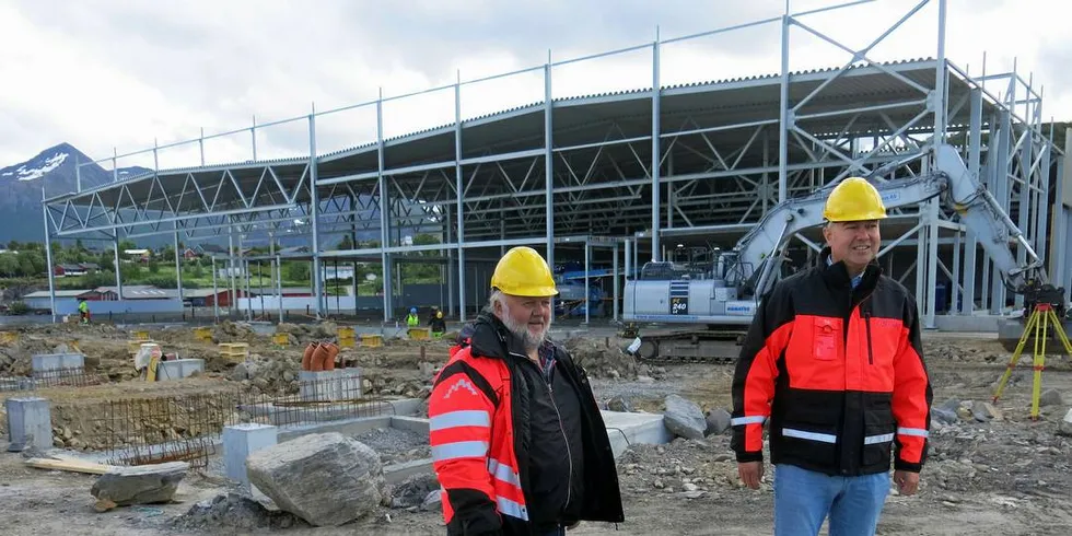 BYGGEAKTIVITET: I sommer har det vært hektisk byggeaktivitet på Bogøy i Steigen med det nye lakseslakteriet til Cermaq. F.v. slakterisjef Truls Eirik Aasjord og regiondirektør Snorre Jonassen.