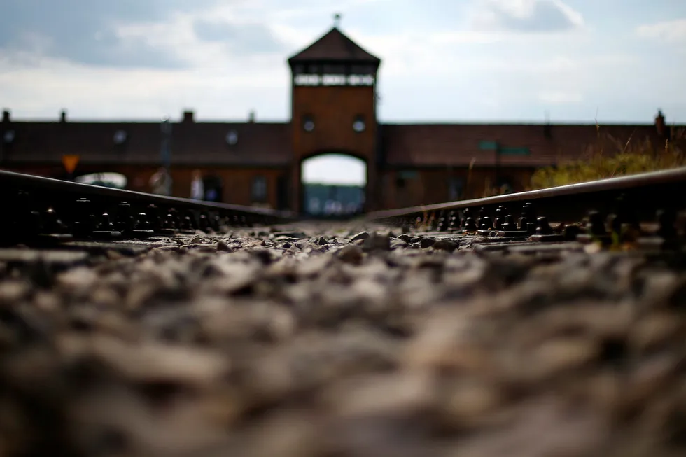 En ny lov kan gjøre det forbudt å omtale konsentrasjonsleiren Auschwitz som polsk. Foto: Matthias Schrader, AP/NTB Scanpix