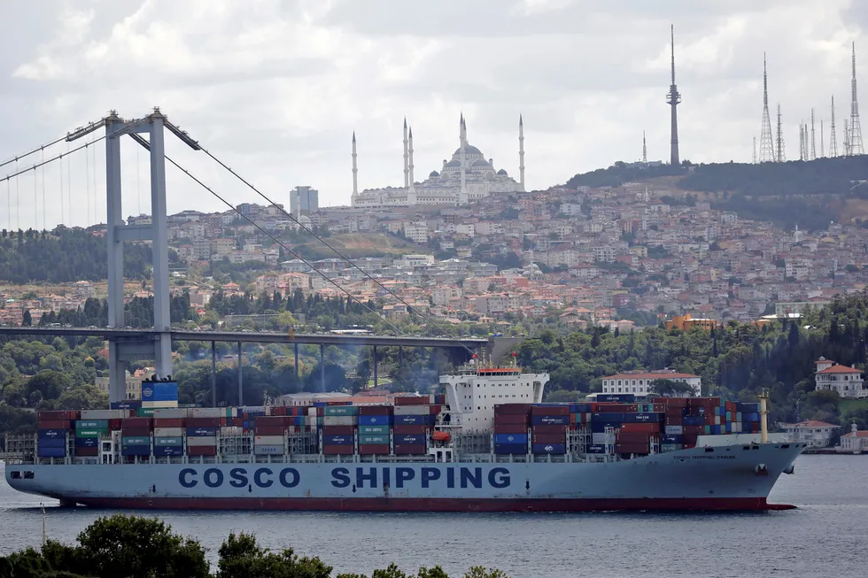Det har aldri kostet mer å frakte containere fra Asia til resten av verden enn i sommer. Verdenshandelen er høyere enn før koronapandemien.