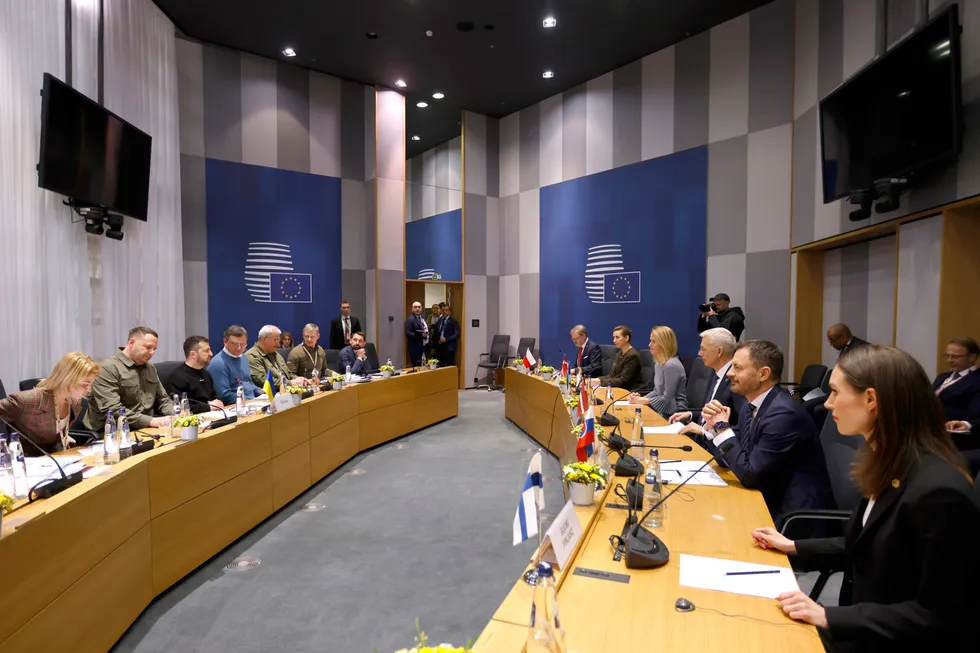 Europas ledere møtte Ukrainas president Volodymyr Zelenskyj og lovet Ukraina penger til forsvar. Etterpå snakket de om eget grensevern.