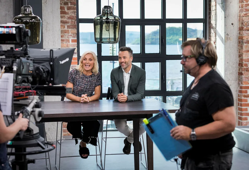 Programlederne Vår Staude og Peter Bubresko i studioet til God Morgen Norge på Aker Brygge. Til høyre innspillingsleder Knut Erik Skistad.