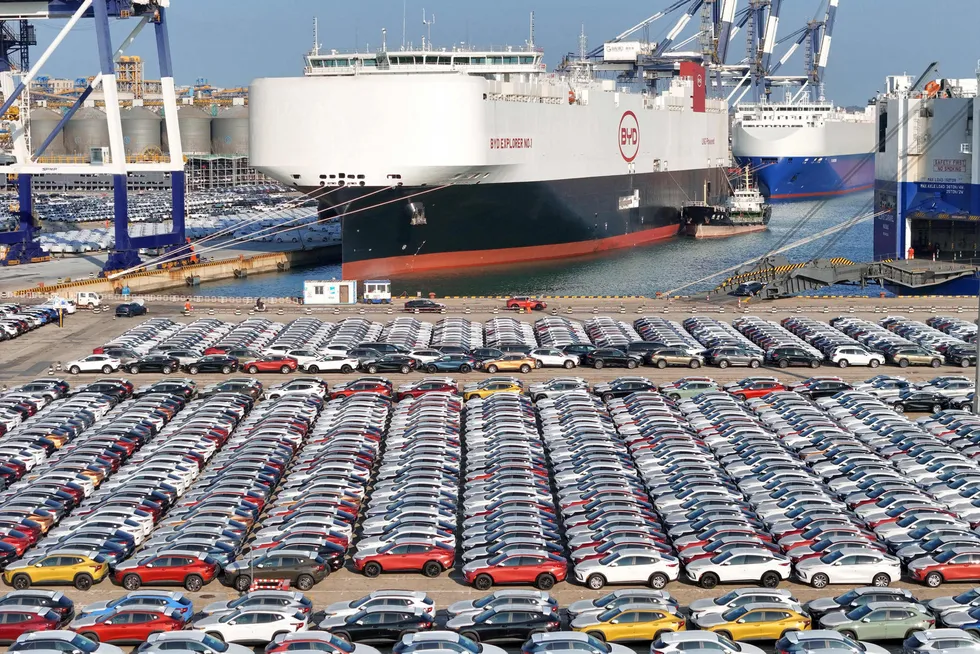 Den kinesiske elbilprodusenten BYD har en egen skipsflåte som transporterer biler fra kinesiske fabrikker til markeder i Sørøst-Asia, Europa og Sør-Amerika. Målet er å doble eksporten av biler fra 2024 til 2025.