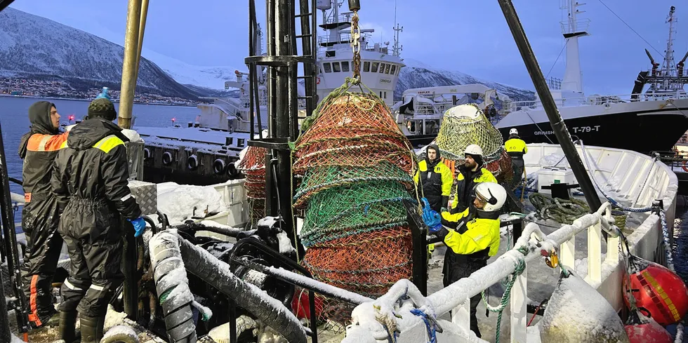 I år er det 63 fartøyer, 30 flere enn i fjor, som har meldt sin interesse for snøkrabbefisket. Her gjør «Kvitungen» gjør seg klar til snøkrabbesesongen. Bildet er tatt i Tromsø i romjulen i 2022