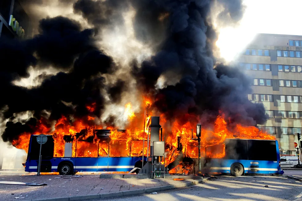 En gassdrevet buss begynte å brenne i Stockholm sentrum ved halv tolv-tiden lørdag formiddag.