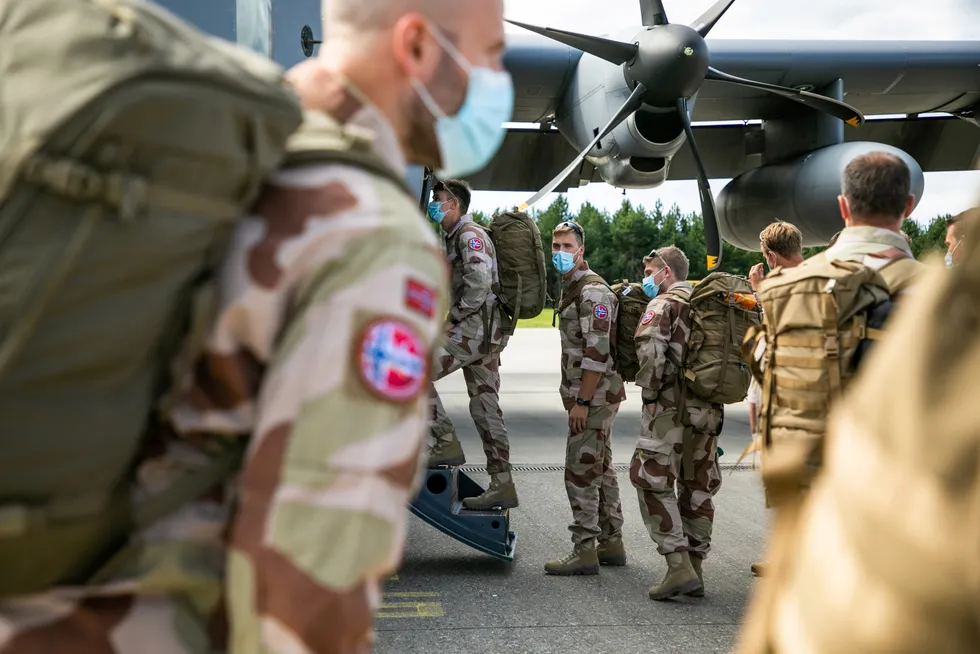 Norske styrker på vei til Irak fra Gardermoen militære flystasjon.