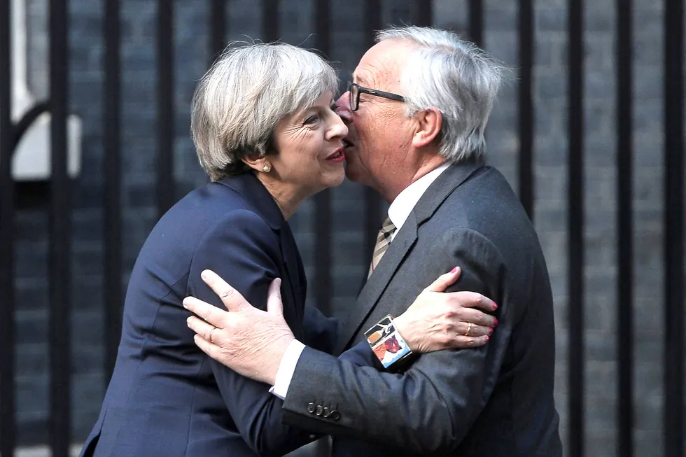 Velkomstkyss når EU-topp Jean-Claude Juncker møter Theresa May i Downing Street. Men middagen ble sur. Foto: Hannah McKay/Reuters/NTB Scanpix