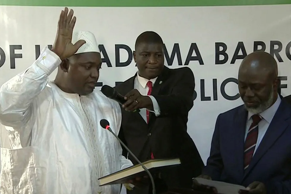 Adama Barrow ble innsatt som president i Gambia tidligere i dag. Men innsettelsen skjedde i Gambias ambassade i nabolandet Senegal. Foto: RTS via AP