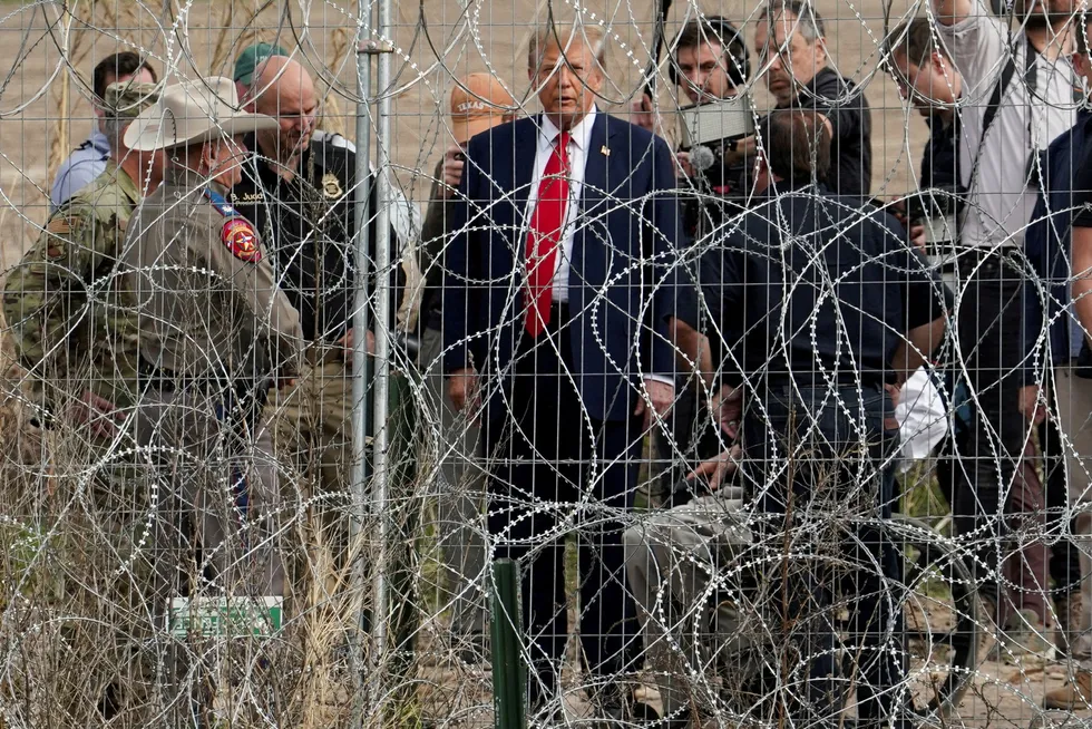 Donald Trump lovte å få kontroll på grensene under valgkampen og stanse immigranter og narkotika. Natt til tirsdag bekreftet han en toll på all import av varer fra Mexico, Canada og Kina. Her fra et besøk ved Eagle Pass i Texas under presidentvalgkampen.