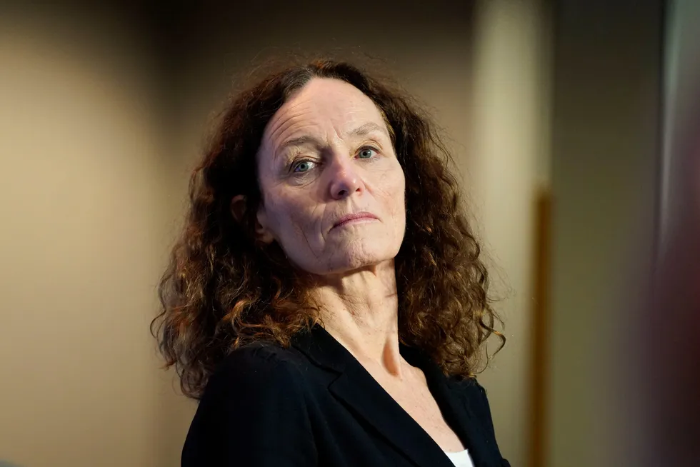 Direktør i Folkehelseinstituttet, Camilla Stoltenberg vil foreløpig ikke endre vaksinestrategien.