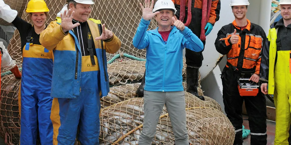 MAKRELL I NORD: Toktleder Leif Nøttestad (blå jakke) og hans kolleger kunne glede seg over storfangst om bord på «Vendla».