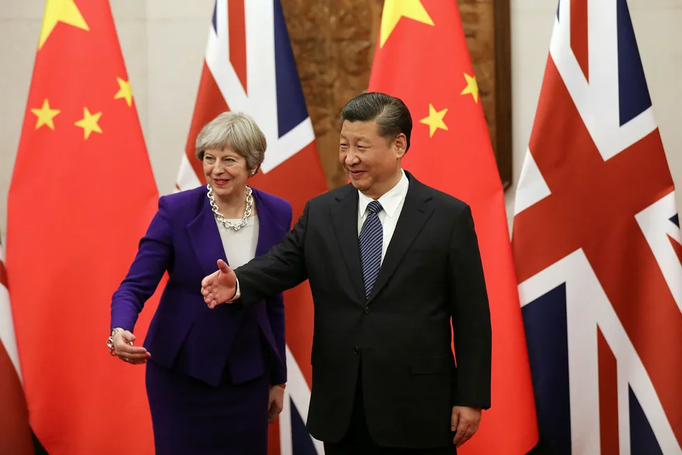 Storbritannias statsminister Theresa May besøker Kinas president Xi Jinping i Beijing. Foto: Wu Hong