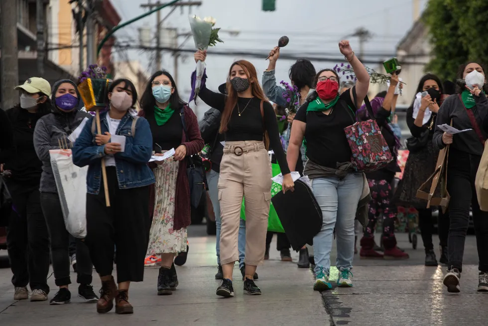 Den humanitære situasjonen i Guatemala er en av verdens mest underrapporterte, ifølge Care. Her fra en kvinnemarsj i Guatemala by like før jul. Kvinnene protesterte mot myndighetenes håndtering av en rekke drap på kvinner og forsvinninger den siste tiden.