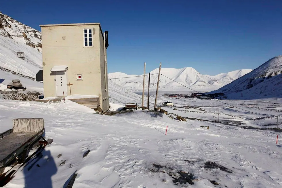 Den gamle betongtrafoen i Vei 300 1 i Longyearbyen på Svalbard.