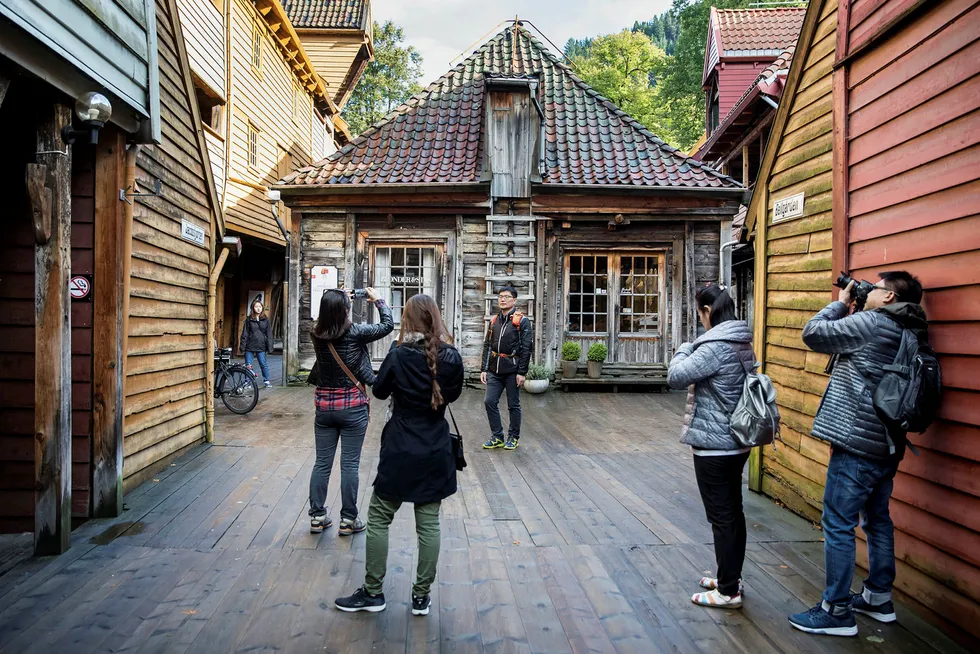 Utenlandske gjester satte ny overnattingsrekord ved norske hoteller i sommer. Her er turister på Bryggen i Bergen.